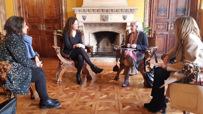 La presidenta del Consell de Mallorca, Catalina Cladera, en una reunión con la presidenta de Amnistía Internacional de España, Beth Gelb.