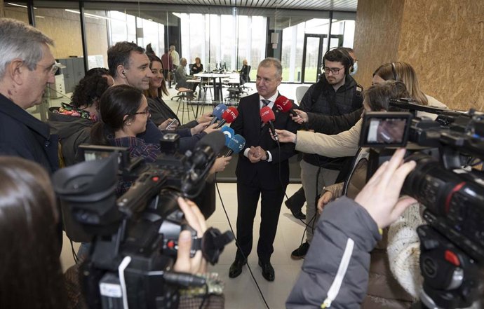 EL Lehendakari, Iñigo Urkullu,en declaraciones a los periodistas en San Sebastián