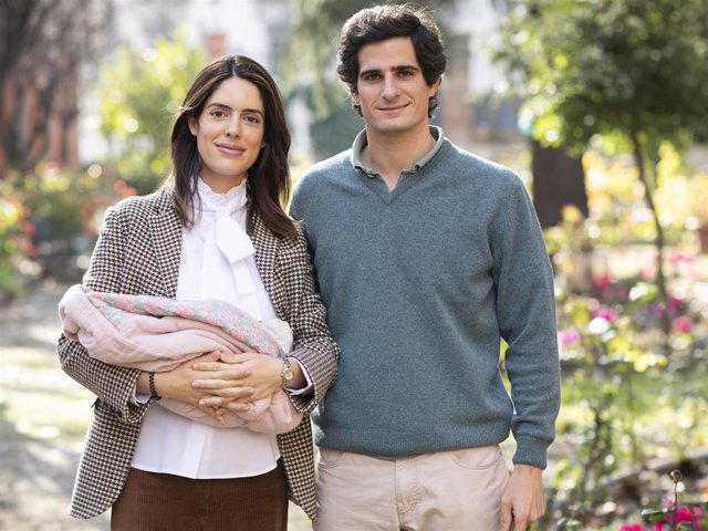Los Duques de Huéscar posando con su hija recién nacida a su salida del hospital