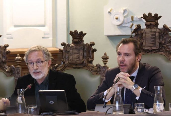 El alcalde de Valladolid, Óscar Puente (dcha), y el teniente de alcalde y concejal de Planeamiento Urbanístico y Vivienda, Manuel Saravia (izda).