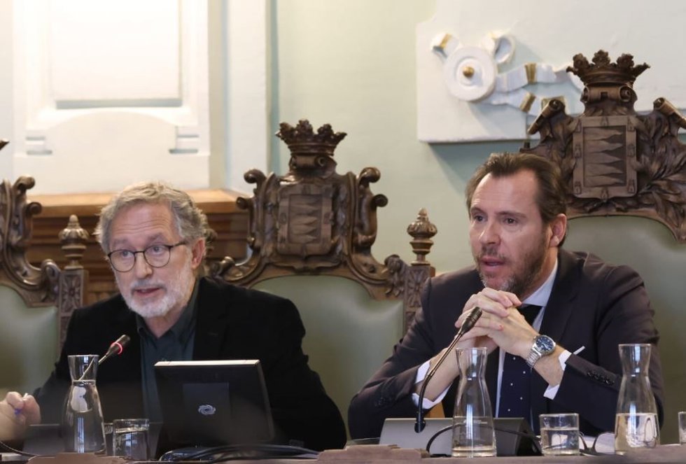 El alcalde de Valladolid, Óscar Puente (dcha), y el teniente de alcalde y concejal de Planeamiento Urbanístico y Vivienda, Manuel Saravia (izda).