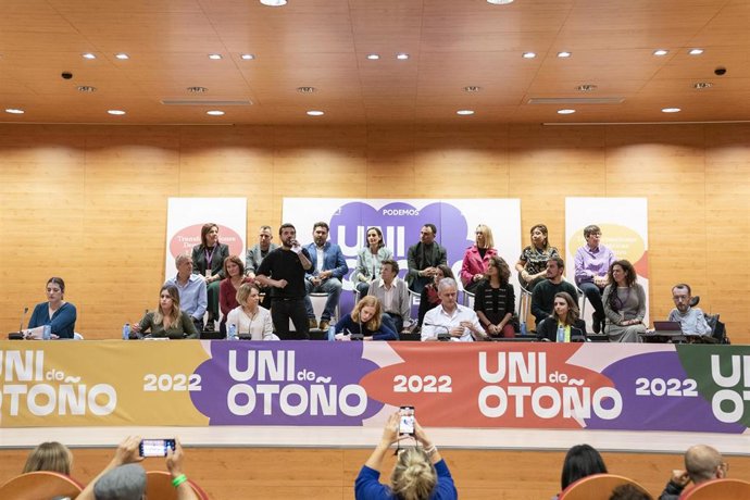 Archivo - Miembros del grupo político Podemos aplauden en la inauguración de la Universidad de Otoño en la Facultad de Ciencias Políticas de la UCM, a 4 de noviembre de 2022, en Madrid (España). 