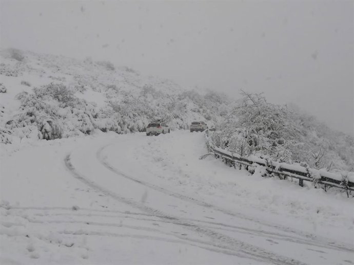 Archivo - Nieve en La Rioja con dos vehículos en la carretera de Valdezcaray