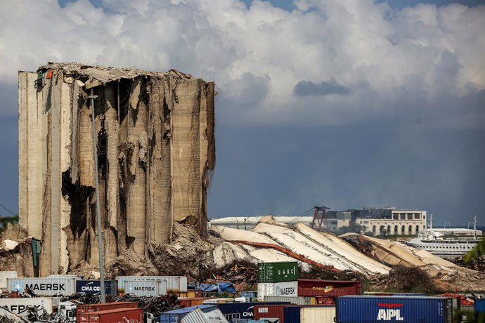 Archivo - FILED - 23 August 2022, Lebanon, Beirut: The northern part ofBeirut's port iconic grain silos collapsedon Tuesday. The silos were damaged during the 4 August 2020 massive explosion in the port that killed more than 200 people and wounded mor
