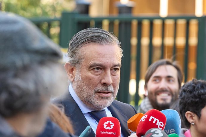 El consejero de Presidencia, Justicia e Interior de la Comunidad de Madrid, Enrique López, atiende a medios a su llegada al acto solemne de toma de posesión de los cuatro nuevos magistrados en el Tribunal Constitucional (TC), a 9 de enero de 2023, en Ma