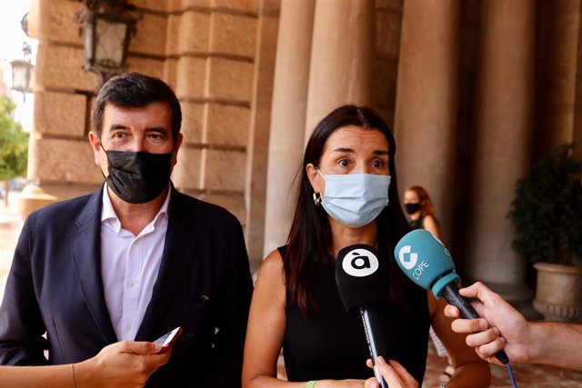 Archivo - El portavoz de Cs en el Ayuntamiento de Valencia, Fernando Giner, y la síndica de Ciudadanos (Cs) en Les Corts Valencianes, Ruth Merino,