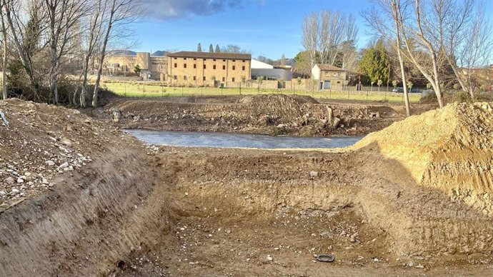 Avanzan las obras de la pasarela peatonal sobre el río Tirón en Haro