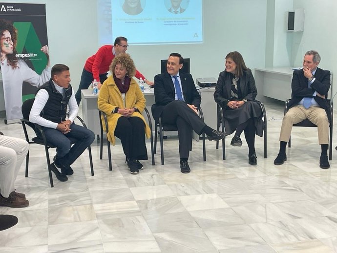 Villamandos (centro), durante su visita al CADE de Baena.