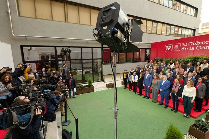 Foto de familia del secretario general del PSOE y presidente del Gobierno, Pedro Sánchez (c), junto a varios ministros del Gobierno y demás miembros del PSOE, a su llegada a la reunión de la Ejecutiva Federal del PSOE, en la sede del partido, a 13 de en