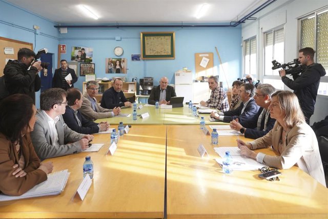Reunión entre la Junta y Pajarillos Educa presidida por el consejero de la Presidencia, Jesús Julio Carnero.