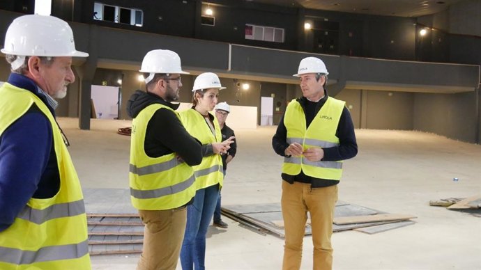 Cortés visita las obras del Centro Cultural de Adra (Almería)