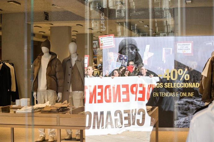 Archivo - Varios trabajadores se manifiestan frente a una tienda en una imagen de archivo