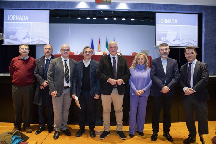 Antonio Ruiz (centro), en la inauguración de la jornada sobre 'La gestión directa y el encargo a medio propio'.