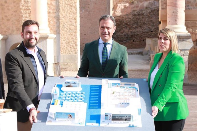 El consejero de Presidencia, Turismo, Cultura y Deportes, Marcos Ortuño, junto a la alcaldesa de Cartagena, Noelia Arroyo, y al director del Itrem, Juan Francisco Martínez, muestra la maqueta del estand de la Región en Fitur