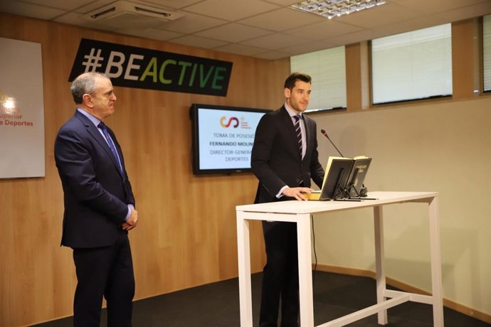 El nuevo director general de Deportes del CSD, Fernando Molinero, en su toma de posesión en el Consejo junto al secretario de estado para el Deporte, José Manuel Franco.