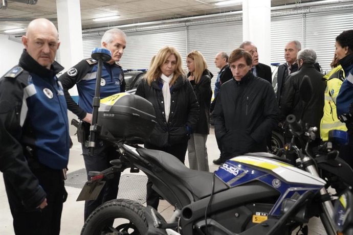 Inmaculada Sanz y José Luis Martínez-Almeida visitan la nueva base de SAMUR-PC en el distrito de Retiro