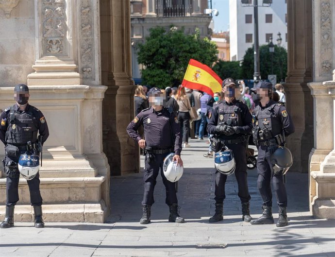 Archivo - Policías nacionales en una imagen de archivo en la Plaza de San Francisco de Sevilla.