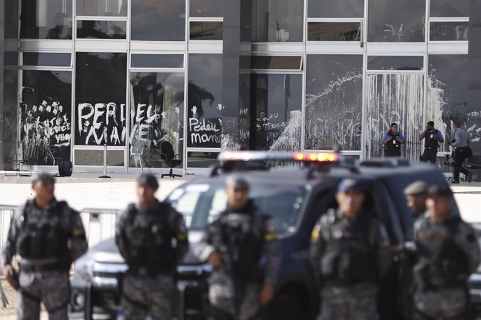 11 January 2023, Brazil, Brasilia: Security forces stand outside the government headquarters Palacio do Planalto. In view of fears of renewed actions by radical supporters of Brazil's ex-president Jair Bolsonaro, security measures have been tightened in