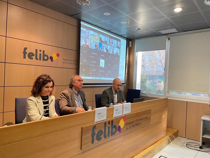 El conseller de Educación, Martí March, la consellera de Hacienda, Rosario Sánchez, y el presidente de la Felib, Antoni Salas.