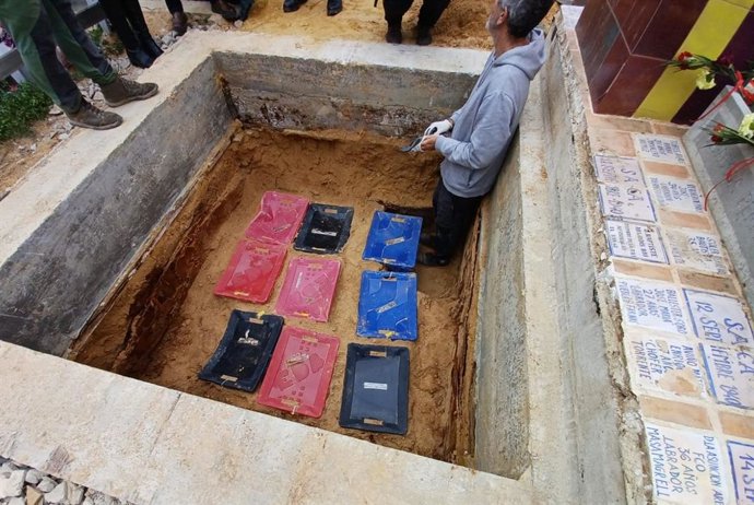 Archivo - Exhumación de una fosa