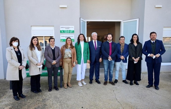 La consejera de Inclusión Social, Juventud, Familias e Igualdad, Loles López, durante su visita a la residencia para personas psicodeficientes Betsaida, en Beas (Huelva).