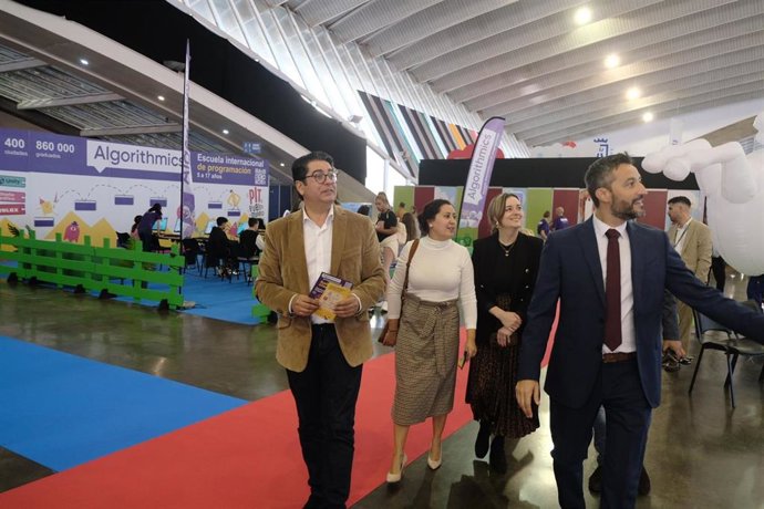 El presidente del Cabildo de Tenerife, Pedro Martín (i), en una vista al PIT
