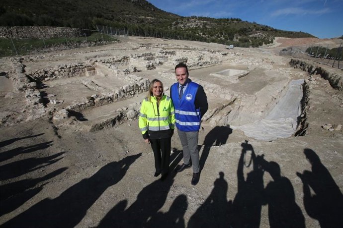 Carazo y Valdivia ante los restos de la almazara romana hallada en las obras de la variante de Las Angosturas.