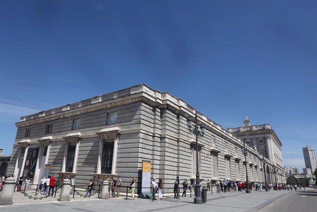 Archivo - Cola para entrar al interior del Palacio Real