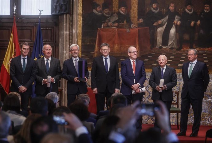 El líder del PP, Alberto Núñez Feijóo (1i); el senador y expresidente de la Generalitat Valenciana Joan Lerma (3i) y  el 'president' de la Generalitat, Ximo Puig (c), posan en la entrega del XXXI Premio de Convivencia a la Comisión Redactora del Estatut