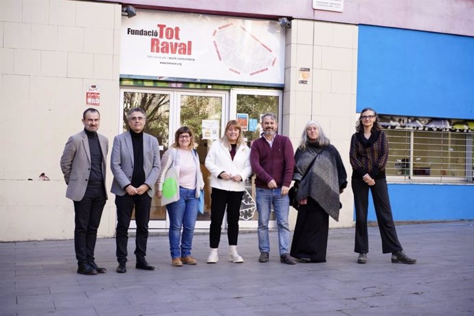 La consellera de Cultura de la Generalitat, Natlia Garriga, al costat de representants d'entitats de cultura comunitria de Barcelona