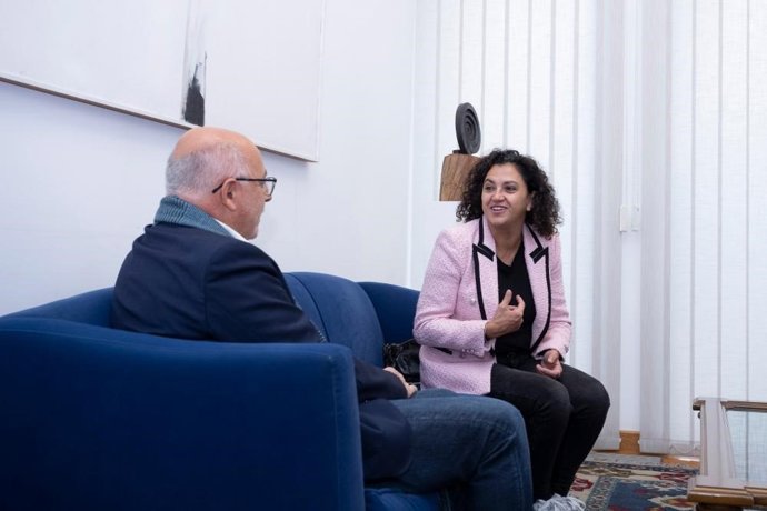 La consellera insular de Territorio, Maria Antnia Garcías, en una reunión con el presidente del Cabildo, Antonio Morales.