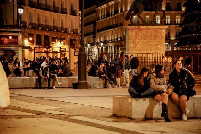 Algunas personas vuelven a sus casas tras disfrutar de las fiestas de Nochevieja