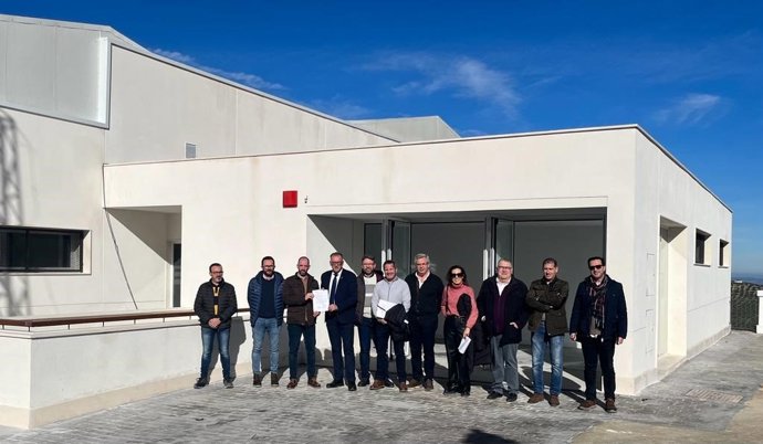 Juan Díaz (4 izda.), ante el Edificio de Usos Múltiples de Castil de Campos.