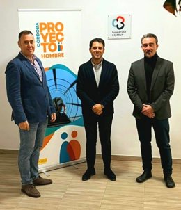 Izquierdo (centro), entre Luque (dcha.) y Tamayo (izda.), tras la firma del acuerdo.