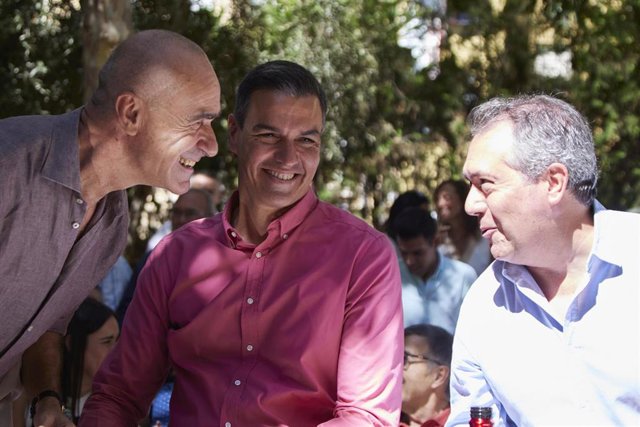 Archivo - El presidente del Gobierno y secretario general del PSOE, Pedro Sánchez, (2d) junto al Alcalde de Sevilla, Antonio Muñoz, (i) y el secretario general del PSOE de Andalucía, Juan Espadas, (d) en una foto de archivo.