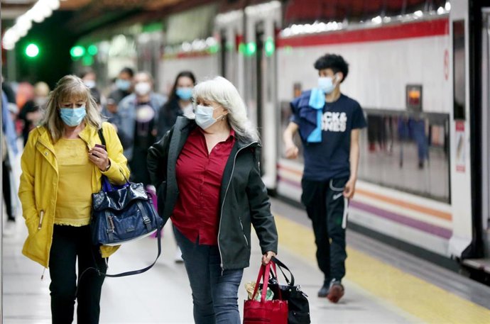 Archivo - Varias personas en la estación de Renfe de Nuevos Ministerios durante el primer día laboral tras el estado de alarma, a 10 de mayo de 2021, en Madrid (España). Tras el fin del segundo estado de alarma, que tuvo lugar ayer domingo 9 de mayo, la