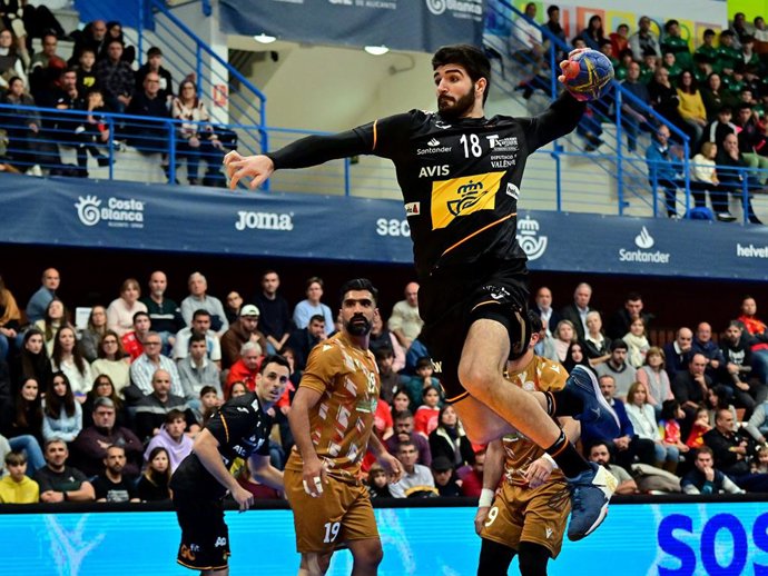 Imanol Garciandia lanza a puerta durante un partido de la selección española de balonmano