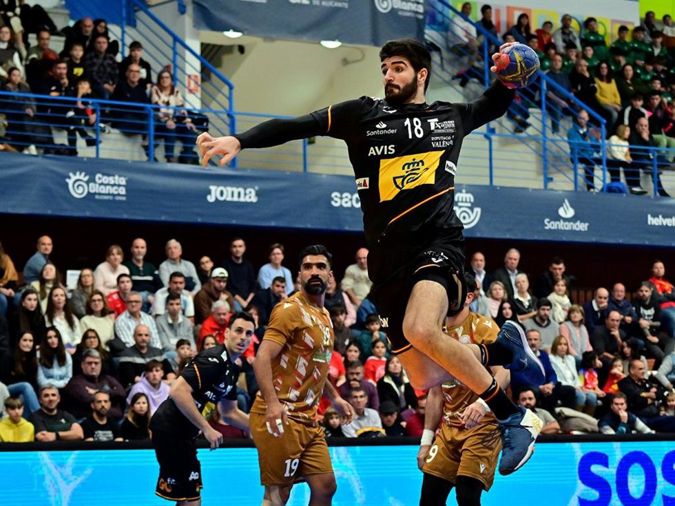 Imanol Garciandia lanza a puerta durante un partido de la selección española de balonmano