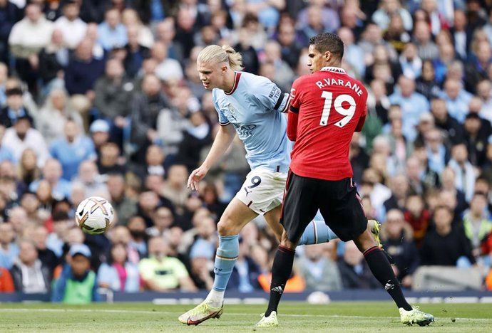 Archivo - Erling Haaland y Raphal Varane en el Manchester City-Manchester United del pasado mes de octubre