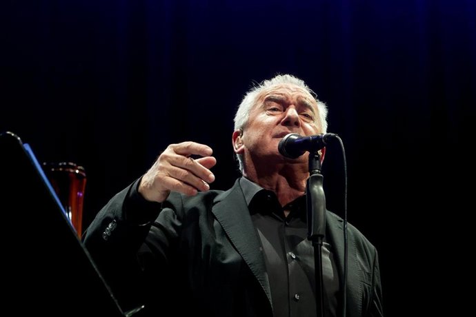 El cantante Víctor Manuel.