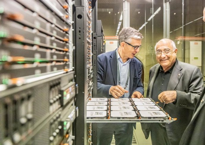 El director d'operacions del BSC, Sergi Girona, i el conseller d'Universitats de la Generalitat, Joaquim Nadal