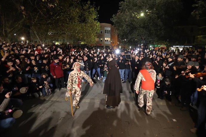 Bailarines de la colla de dimonis de Manacor durante el primer día de las Fiestas de Sant  Antoni 2023.