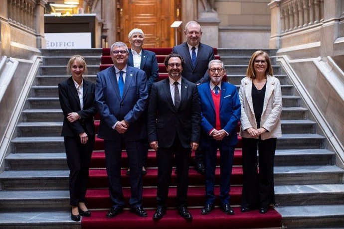 Este viernes se ha constituido la Cátedra UB Fundación Mutua Madrileña, con el rector de la UB, Joan Gurdia; el presidente de la RACEF, Jaime Gil Aluja; y la directora gerente de la Fundación Mutua Madrileña, Teresa Campos.