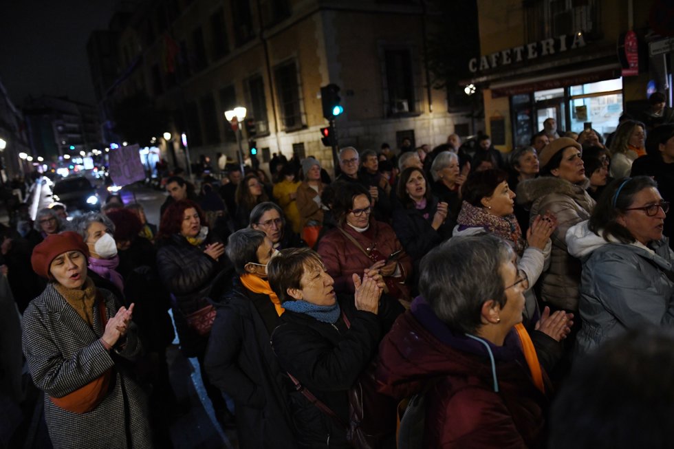 Un grupo de personas que se ha concentrado para protestar por el repunte de asesinatos machistas este mes, muestran carteles con los nombres de las fallecidas, frente al Ministerio de Justicia, a 29 de diciembre de 2022, en Madrid (España). 