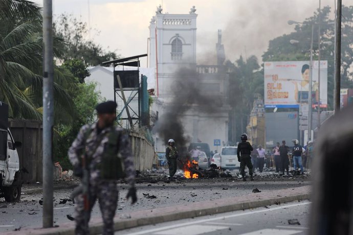 Archivo - 22 April 2019, Sri Lanka, Colombo: Military personnel inspect the site after a car exploded when Special Task Force bomb disposal unit tried to dispose explosives found in it, near St. Anthony's shrine. The death toll from multiple suicide att