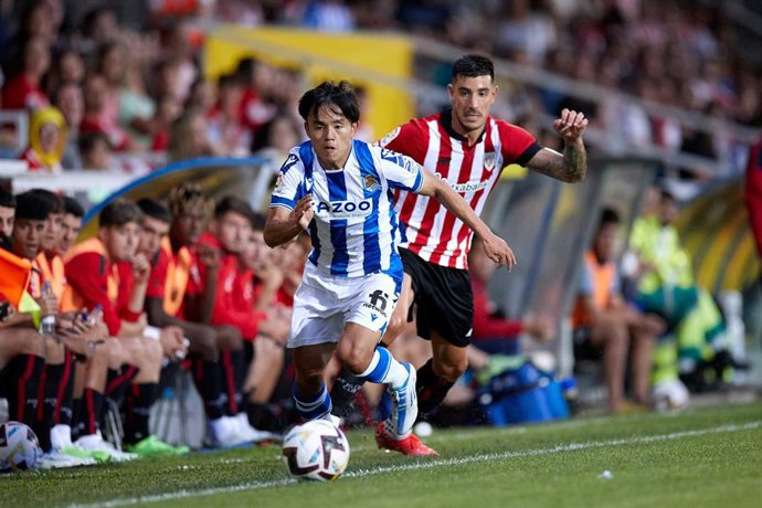 Archivo - Takefusa Kubo (Real Sociedad) se marcha de Yuri Berchiche (Athletic Club), en un partido amistoso en 2022.