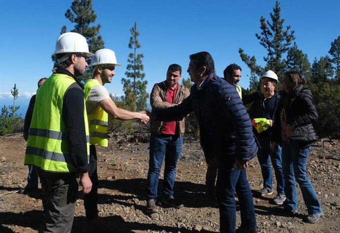 El presidente del Cabildo de Tenerife, Pedro Martín, visita las áreas de desbroce en el parque recreativo de Chanajilla en Los Realejos