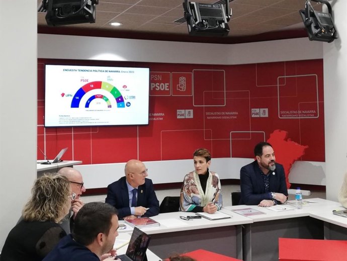 María Chivite en la Comisión Ejecutiva Regional del PSN con la encuesta interna de la formación al fondo.