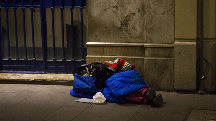 Una mujer duerme en la calle