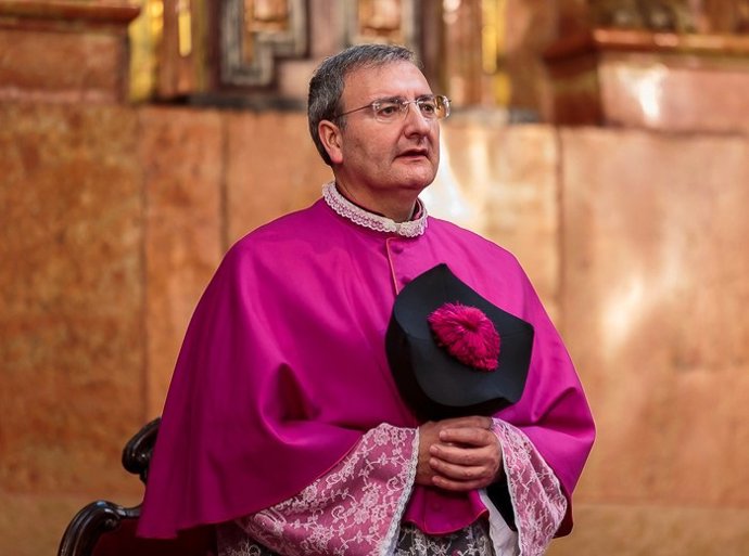 El deán presidente del Cabildo, Joaquin Alberto Nieva, en la Mezquita-Catedral.